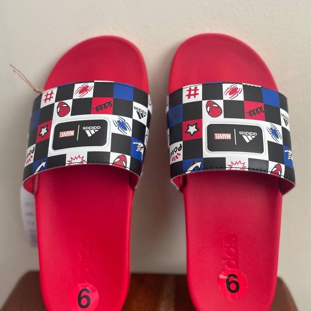 Adidas X Disney Adilette Comfort Spider-Man Slides Kids Size 6 y / women’s 7 - Picture 5 of 9